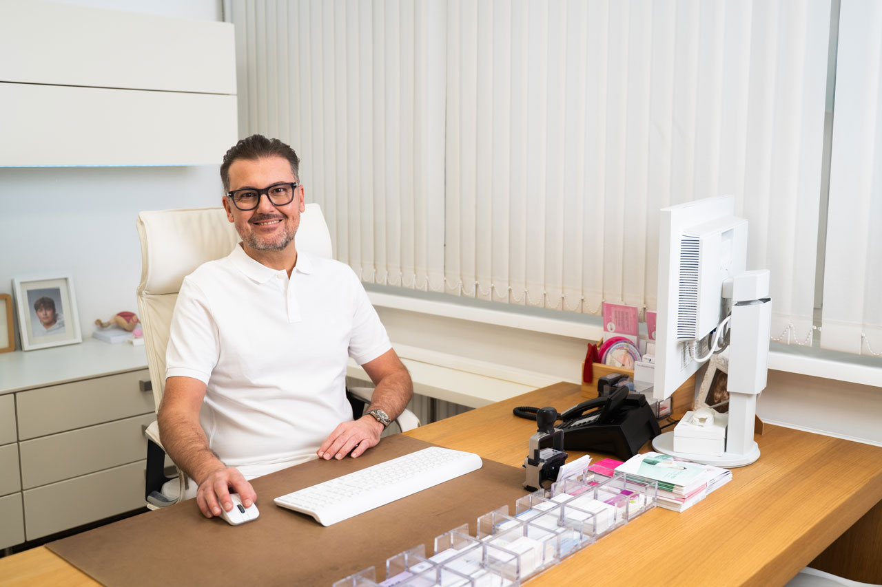 Dr. Markus Schnabel an seinem Arbeitstisch